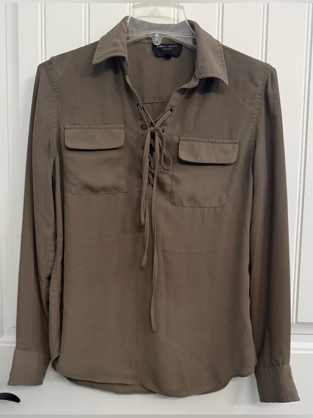 Romeo & Juliet Couture Green Long Sleeve Blouse size women’s small.